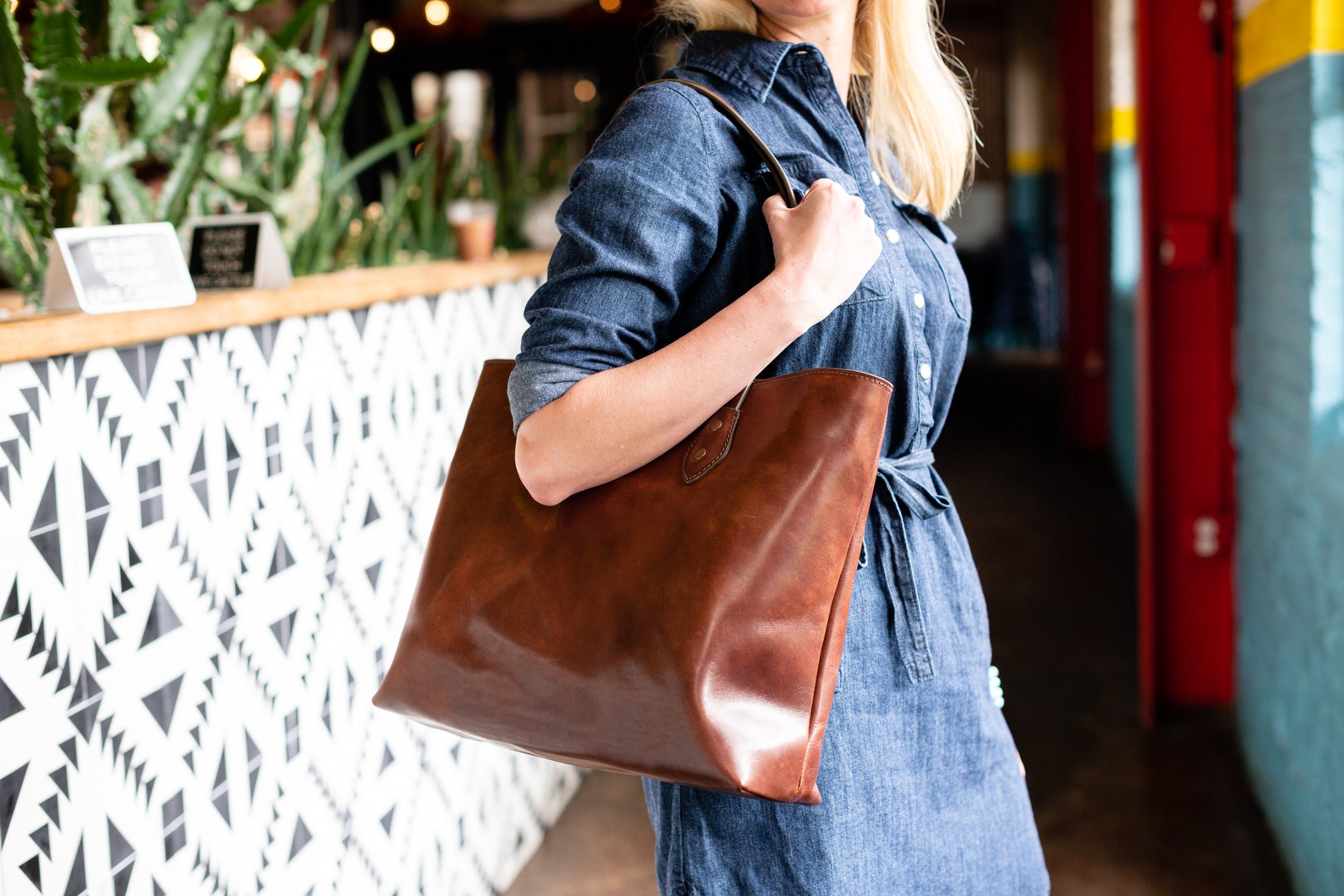 full grain leather tote bag in vintage brown color leather
