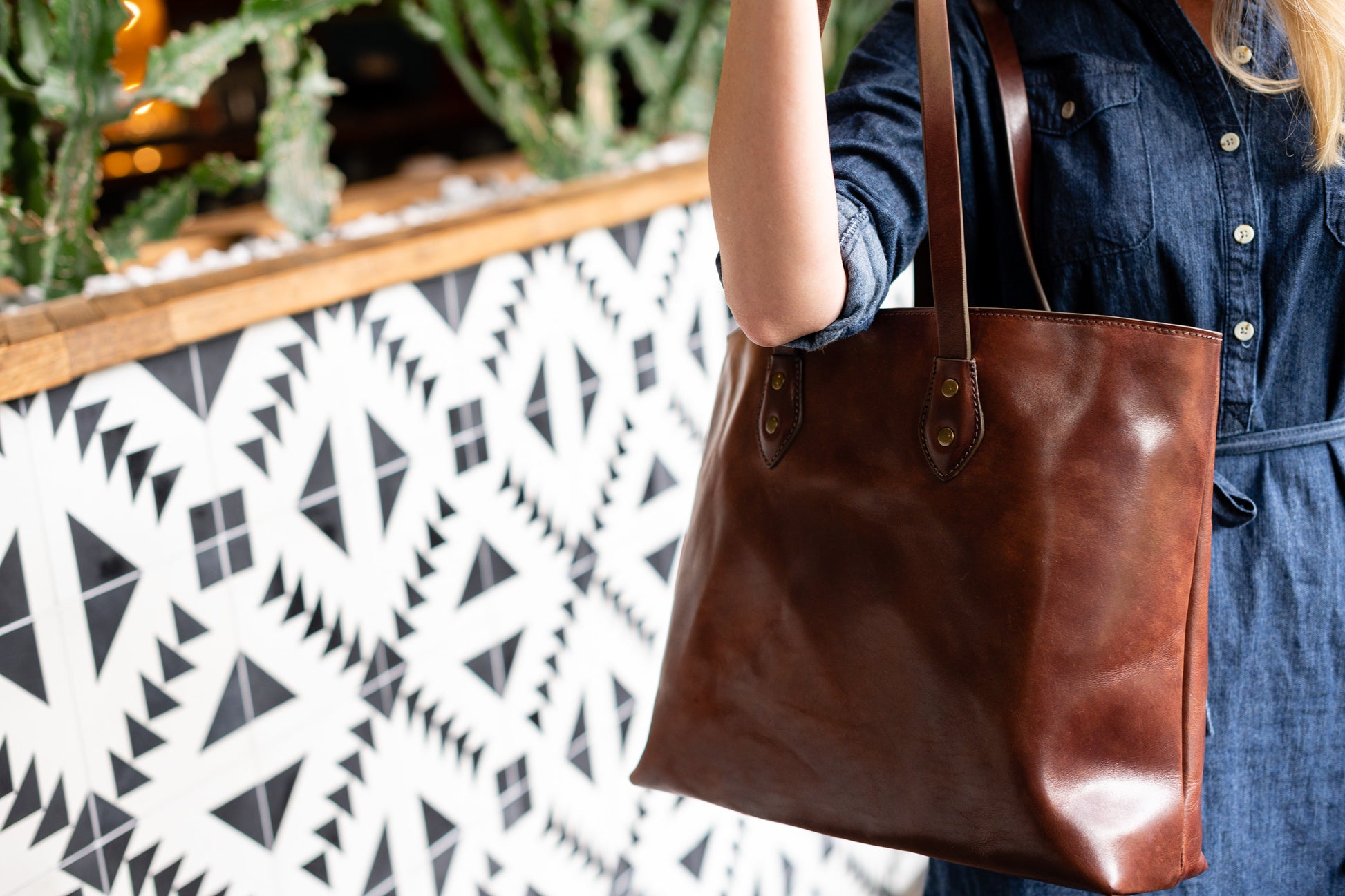 full grain leather tote bag with canvas lining and zipper pocket
